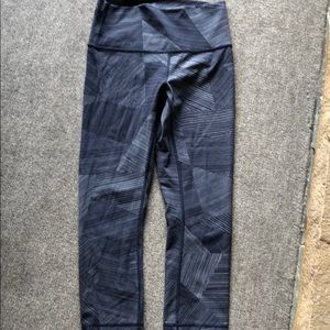 LULULEMON blue and white crops, size 4